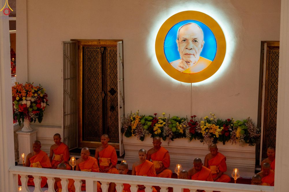 ภาพ No.297088:วันที่ 17 มกราคม พ.ศ. 2569 พิธีจุดประทีปถวายเป็นพุทธบูชา และบูชาธรรมมหาปูชนียาจารย์ (ภาพชุดที่ 2) ณ วัดโบสถ์บน ต.บางคูเวียง จ.นนทบุรี อนุสรณ์สถานลำดับที่ 4 สถานที่เกิดด้วยกายธรรม ในโครงการธรรมยาตรา กตัญญูบูชา มหาปูชนียาจารย์ พระมงคลเทพมุนี(สด จนฺทสโร) พร