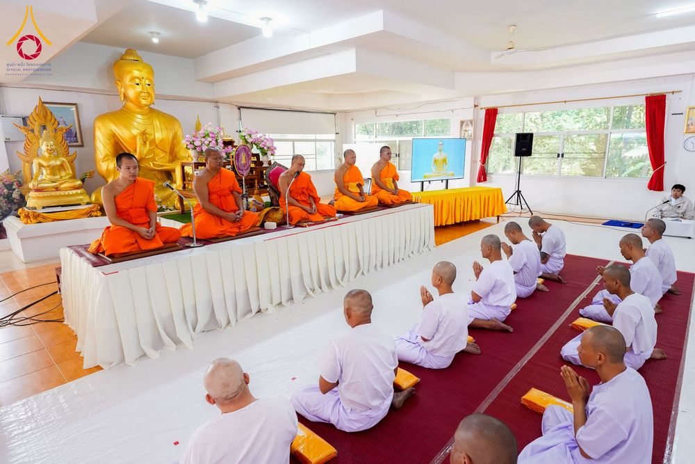 ภาพ No.275848:วันพุธที่ 3 ธันวาคม พ.ศ. 2568 พิธีบรรพชาอุปสมบท โครงการอุปสมบทบูชาธรรมมหาปูชนียาจารย์ ศูนย์อบรม : ศูนย์ส่งเสริมศีลธรรม จ.พะเยา ณ โบราณสถานพระธาตุจอมทอง และ โบสถ์กลางน้ำ วัดพระธาตุศรีโคมคำ อำเภอเมือง จังหวัดพะเยา