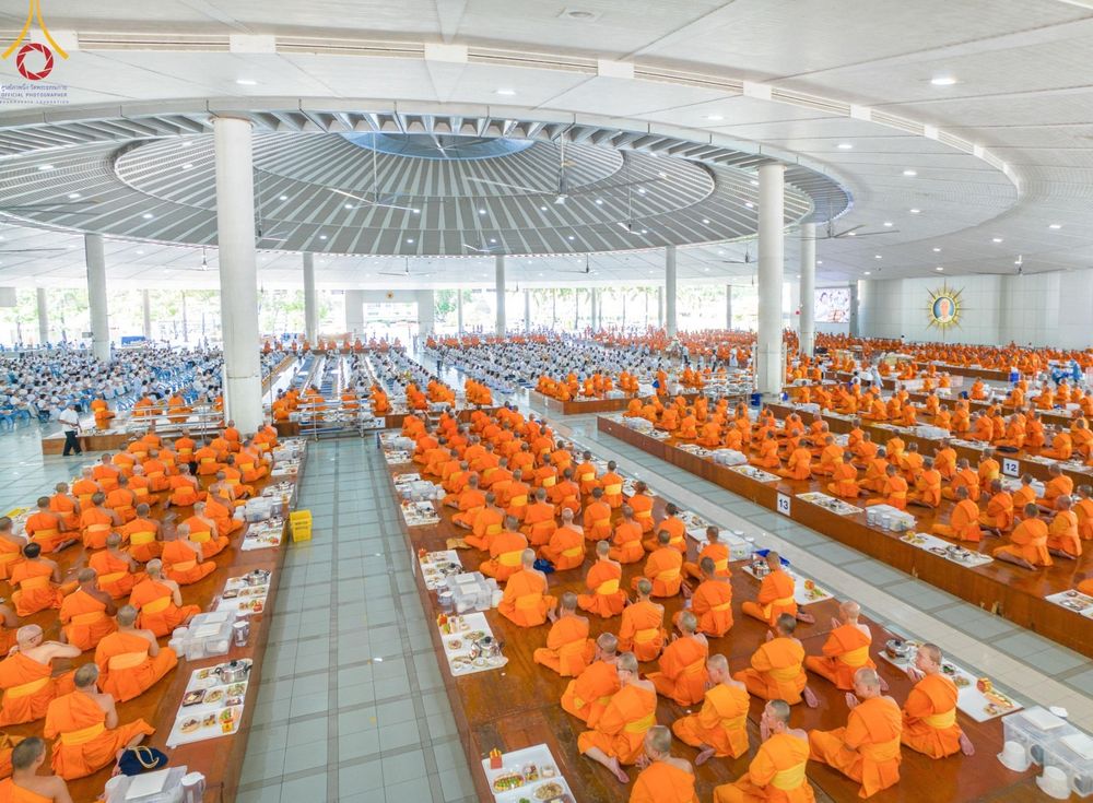 ภาพ No.147815:พิธีถวายภัตตาหารเมนูสวรรค์ ในพรรษาแห่งการเข้าถึงธรรม วันเสาร์ที่ 10 สิงหาคม พ.ศ. 2567 ณ หอฉันคุณยายอาจารย์ฯ วัดพระธรรมกาย