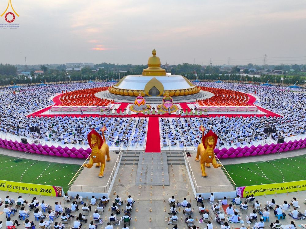 ภาพ No.200593:พิธีจุดประทีปถวายเป็นพุทธบูชา และบูชาธรรมมหาปูชนียาจารย์ ณ อนุสรณ์สถานบางปลา วัดบางปลา อำเภอบางเลน จังหวัดนครปฐม ในโครงการธรรมยาตรา กตัญญูบูชา มหาปูชนียาจารย์ พระมงคลเทพมุนี(สด จนฺทสโร) พระผู้ปราบมาร อนุสรณ์สถาน 7 แห่ง ปีที่ 13 วันที่ 23 มกราคม พ.ศ. 2568