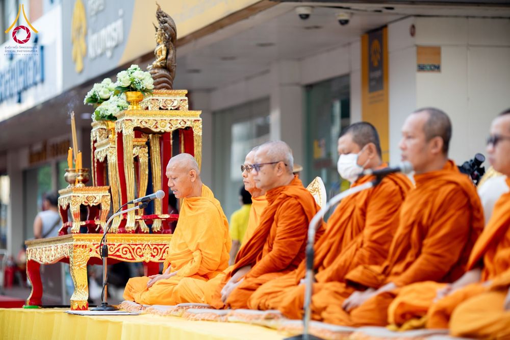 ภาพ No.180275:พิธีทำบุญตักบาตร ข้าวสารอาหารแห้ง แด่คณะสงฆ์ 99 รูป เนื่องในวันพ่อแห่งชาติ ปีที่ 50 ณ ศูนย์การค้าตลาดรังสิต ซ.รังสิต-ปทุมธานี 5 วันที่ 5 ธันวาคม พ.ศ. 2567