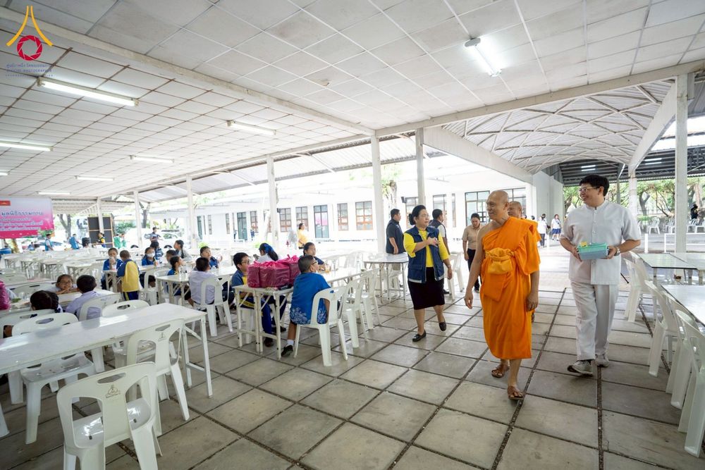 ภาพ No.230333:วันจันทร์ที่ 30 มิถุนายน พ.ศ. 2568 เจ้าอาวาสวัดพระธรรมกาย เยี่ยมอนุโมทนาให้กำลังใจ บุคลากรทางการแพทย์-เจ้าหน้าที่ผู้ปฏิบัติงาน โครงการรถตัดแว่นสายตาเคลื่อนที่สภากาชาดไทย เพื่อเด็กนักเรียนในชนบท พื้นที่จังหวัดปทุมธานี