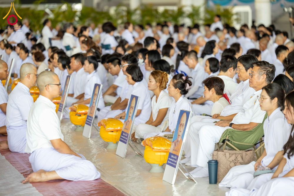 ภาพ No.321302:วันเสาร์ที่ 11 เมษายน พ.ศ.2569 พิธีขอขมาและมอบผ้าไตร โครงการอุปสมบทหมู่ บูชาธรรมหลวงพ่อธัมมชโย พ.ศ.2569 โครงการอุปสมบทหมู่ธรรมทายาท ระดับอุดมศึกษา รุ่น 53 (ภาคฤดูร้อน) ณ วัดพระธรรมกาย ปทุมธานี