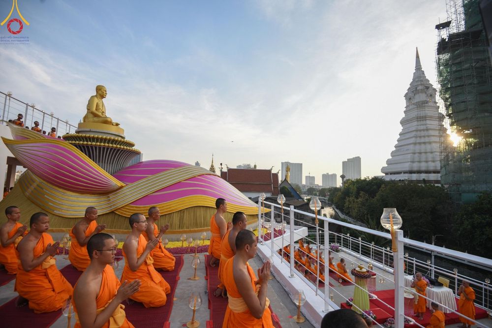 ภาพ No.201557:พิธีจุดประทีปถวายเป็นพุทธบูชา และบูชาธรรมมหาปูชนียาจารย์ ณ อาคารธรรมยาตรา กตัญญูบูชามหาปูชนียาจารย์ ตรงข้ามวัดปากน้ำภาษีเจริญ จ.กรุงเทพมหานคร ในโครงการธรรมยาตรา กตัญญูบูชา มหาปูชนียาจารย์ พระมงคลเทพมุนี(สด จนฺทสโร) พระผู้ปราบมาร อนุสรณ์สถาน 7 แห่ง