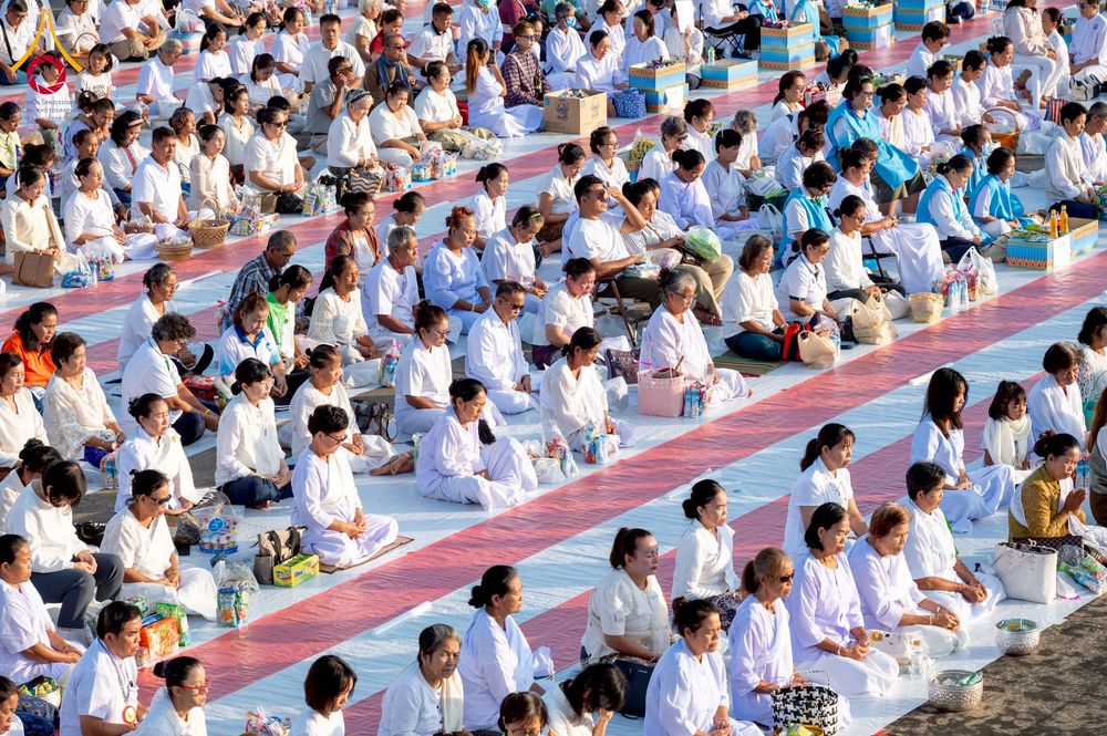 ภาพ No.250528:วันพุธที่ 8 ตุลาคม พ.ศ. 2568 พิธีตักบาตรเทโวโรหณะ ณ ลานธรรมปทุมรัตน์ธรรมเจดีย์ พุทธอุทยานนานาชาติ อ.โพนพิสัย จ.หนองคาย