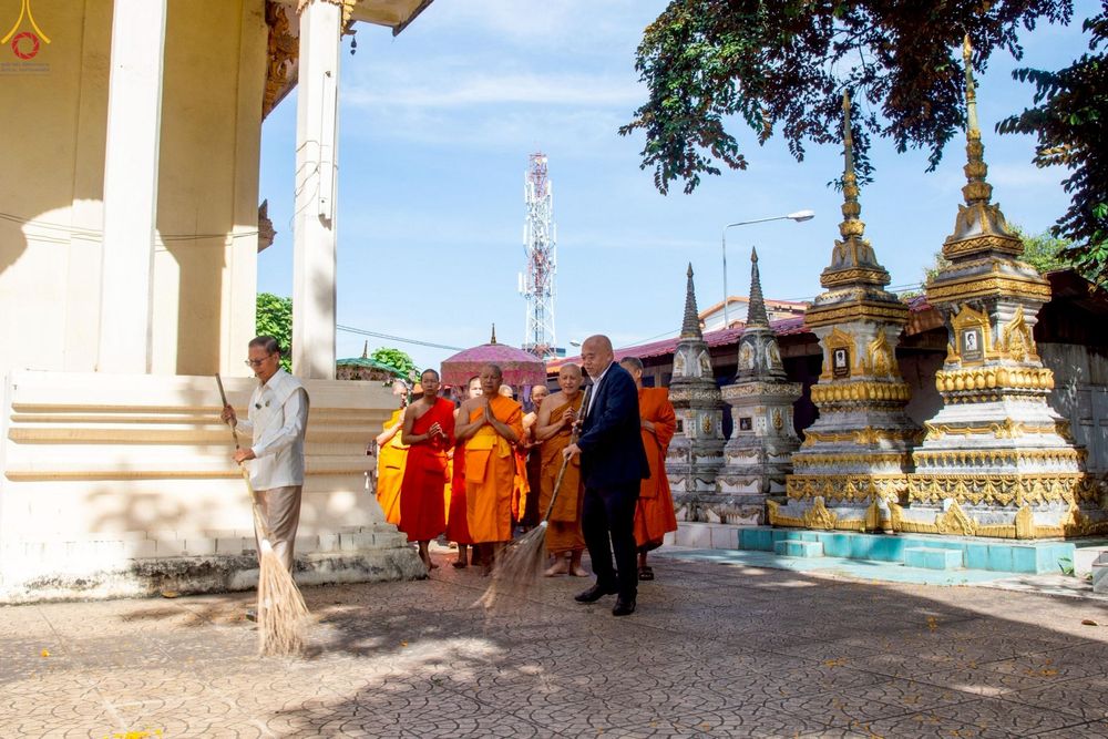 ภาพ No.271731:วันอาทิตย์ที่ 26 ตุลาคม พ.ศ. 2568 กฐินสมทบวัดต่างประเทศ โดยคณะศิษยานุศิษย์ บูชาธรรม 81 ปี  หลวงพ่อธัมมชโย ณ วัดสีอัมพอน นครเวียงจันทน์ สปป.ลาว