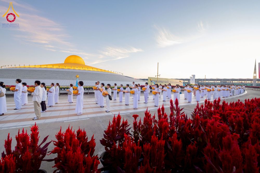 ภาพ No.276596:วันเสาร์ที่ 6 ธันวาคม  พ.ศ. 2568 พิธีเวียนประทักษิณและพิธีวันทาเจดีย์ โครงการอุปสมบทบูชาธรรมมหาปูชนียาจารย์ ประจำปี พ.ศ.2568 โครงการบวชพระนานาชาติ AEC และ WAB รุ่น CEO (นักบริหาร) รุ่นที่ 5 ณ มหาธรรมกายเจดีย์ วัดพระธรรมกาย