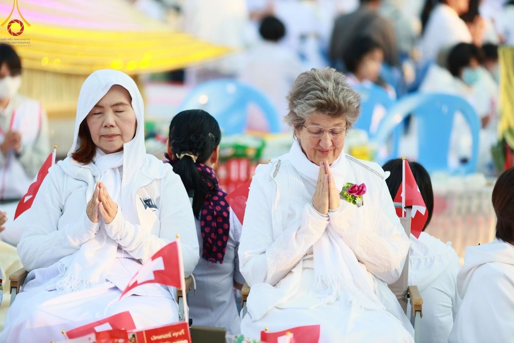 ภาพ No.195326:พิธีตักบาตรพระธรรมยาตรา ณ อนุสรณ์สถานลำดับที่ 3 สถานที่เกิดใหม่ในเพศสมณะ วัดสองพี่น้อง ต.ต้นตาล อ.สองพี่น้อง จ.สุพรรณบุรี ในโครงการธรรมยาตรา กตัญญูบูชา มหาปูชนียาจารย์ พระมงคลเทพมุนี(สด จนฺทสโร) พระผู้ปราบมาร ปีที่ 13 วันที่ 15 มกราคม พ.ศ.2568