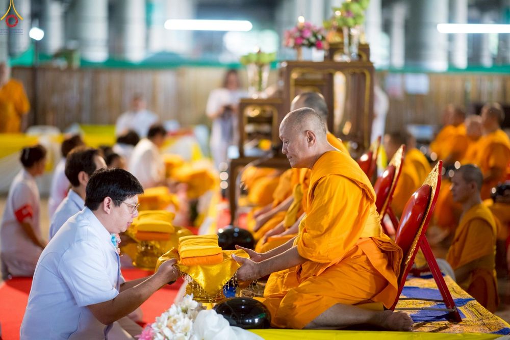 ภาพ No.246595:วันที่ 14 กันยายน พ.ศ. 2568 พิธีตักบาตรฉลองพระใหม่ ในโครงการอุปสมบทหมู่บูชาธรรม ครบรอบ108ปี วันครูผู้ค้นพบวิชชาธรรมกาย ณ วิหารคด วัดพระธรรมกาย