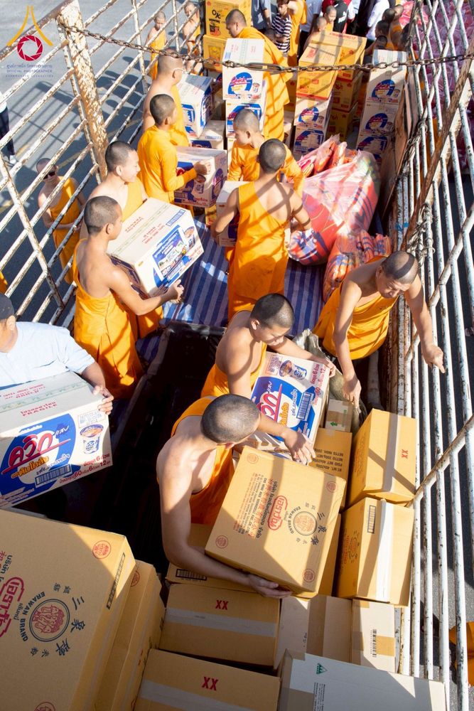 ภาพ No.273662:วันที่ 27 พฤศจิกายน พ.ศ. 2568 คณะศิษยานุศิษย์วัดพระธรรมกาย มูลนิธิธรรมกาย มอบอาหารและสิ่งของความช่วยเหลือให้พี่น้องชาวใต้ ผู้ประสบอุทกภัยน้ำท่วม