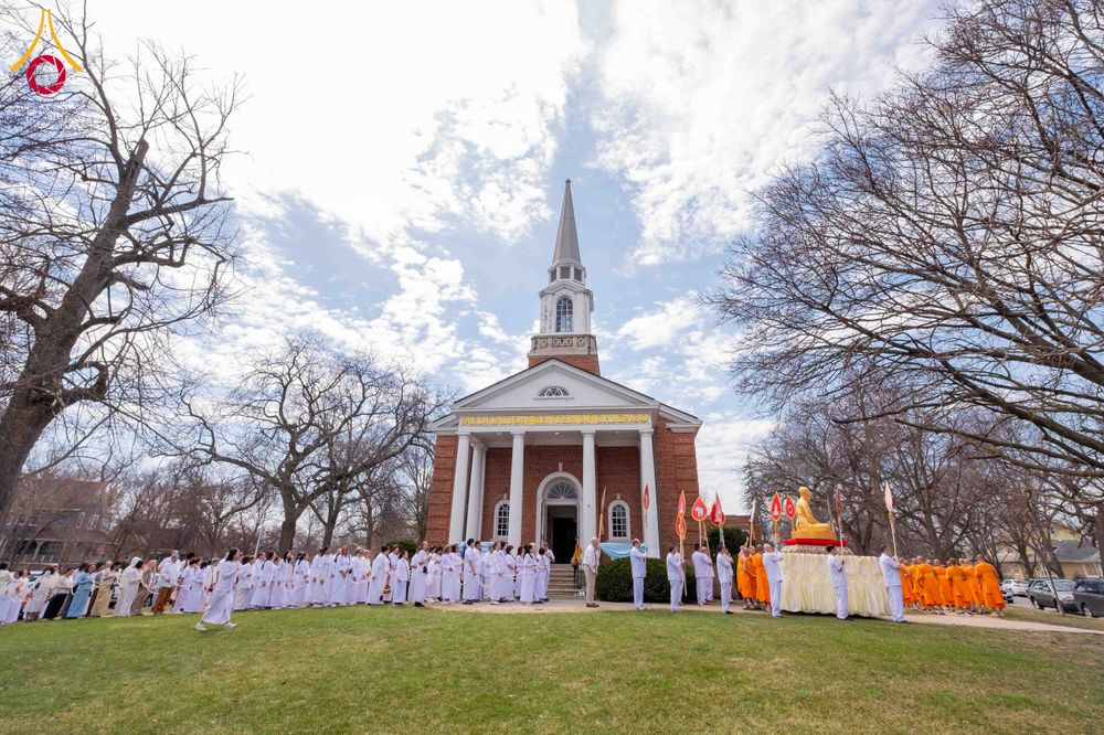 ภาพ No.319080:วันที่ 29 มีนาคม พ.ศ.2569 พิธีอัญเชิญรูปหล่อพระมงคลเทพมุนี (สด จนฺทสโร) ประดิษฐาน ณ ห้องปฏิบัติธรรม “มงคลรัตนโชติ”  วัดพระธรรมกายชิคาโก ประเทศสหรัฐอเมริกา