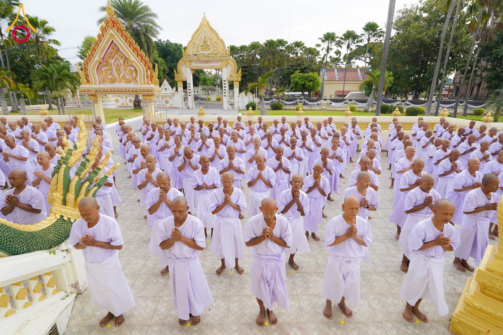 ภาพ No.278587:วันอาทิตย์ที่ 14 ธันวาคม พ.ศ.2568  พิธีเวียนประทักษิณ พิธีวันทาสีมาพระประธาน โครงการบวชบูชาธรรมมหาปูชนียาจารย์ ของศูนย์ปฏิบัติธรรมบุรีรัมย์ ณ วัดกลาง พระอารามหลวง จังหวัดบุรีรัมย์