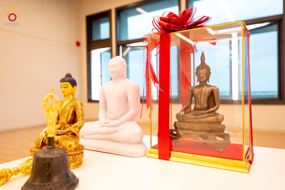 ภาพ No.325608:วันที่ 24 เมษายน พ.ศ.2569 หลวงพ่อทัตตชีโว รองเจ้าอาวาสวัดพระธรรมกาย ถวายการต้อนรับและปฏิสันถารคณะสงฆ์เมียนมาร์