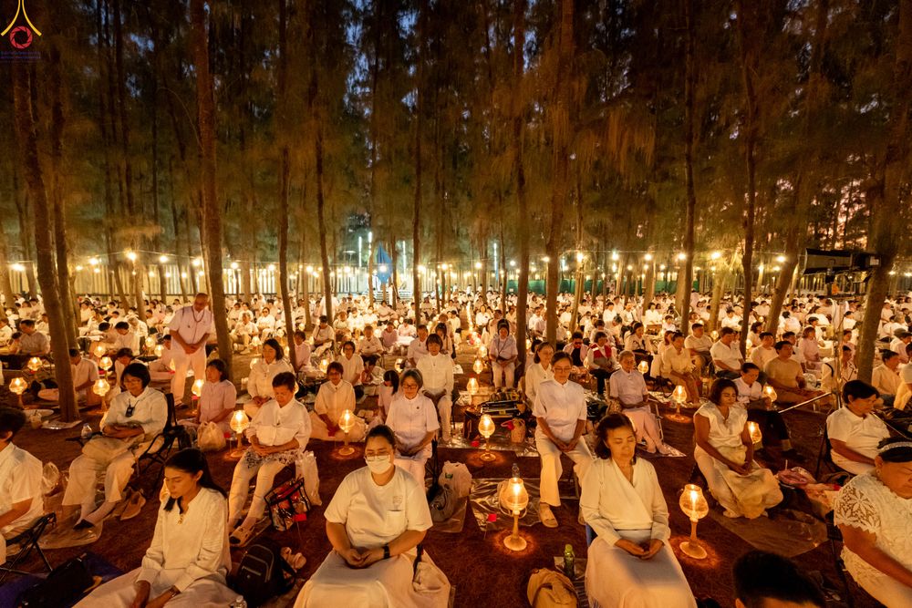 ภาพ No.290200:วันที่ 6 มกราคม พ.ศ. 2569 พิธีจุดประทีปถวายเป็นพุทธบูชา และบูชาธรรมมหาปูชนียาจารย์ (ภาพชุดที่ 2) ณ อนุสรณ์สถานมหาวิหารพระมงคลเทพมุนี (โลตัสแลนด์) อ.สองพี่น้อง จ.สุพรรณบุรี ในโครงการธรรมยาตรา กตัญญูบูชา มหาปูชนียาจารย์ พระมงคลเทพมุนี(สด จนฺทสโร) พระผู้ปรา