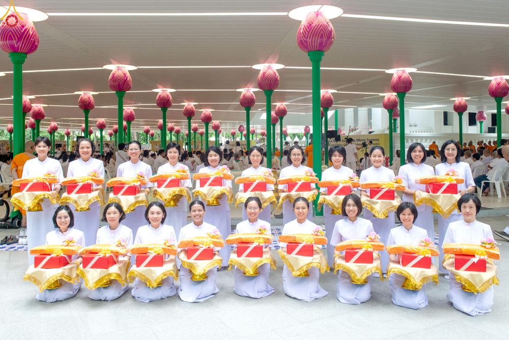 ภาพ No.330936:วันวิสาขบูชา อาทิตย์ที่ 31 พฤษภาคม พ.ศ.2569 พิธีบรรพชาสามเณรอุบาสก 11 ท่าน , พิธีถวายบาตรผ้าไตร และจตุปัจจัยไทยธรรม แด่สามเณร , พิธีอุปสมบทอุทิศชีวิต , พิธีกล่าวคำกัปปิยภัณฑ์  ณ อุโบสถพระไตรปิฎก วัดพระธรรมกาย จังหวัดปทุมธานี