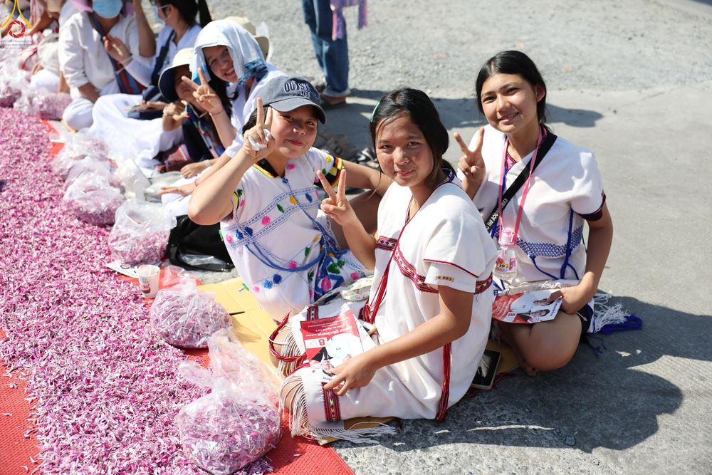 ภาพ No.304055:วันที่ 25 มกราคม พ.ศ. 2569 พิธีต้อนรับพระธรรมยาตรา  รร.สามัคคีราษฏร์บำรุง-วัดพระธรรมกาย ในโครงการธรรมยาตรา กตัญญูบูชา มหาปูชนียาจารย์ พระมงคลเทพมุนี(สด จนฺทสโร) พระผู้ปราบมาร อนุสรณ์สถาน 7 แห่ง ปีที่ 14