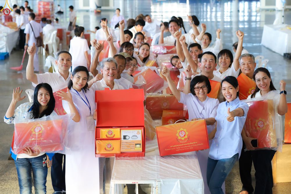 ภาพ No.321996:วันที่ 12 -13 เมษายน พ.ศ.2569 การเตรียมกล่องไทยธรรม + การขนย้ายเก้าอี้ เพื่องานถวายมหาสังฆทาน 40,000 กว่าวัดทั่วประเทศ วันคุ้มครองโลก 22 เมษายน พ.ศ.2569 วัดพระธรรมกาย