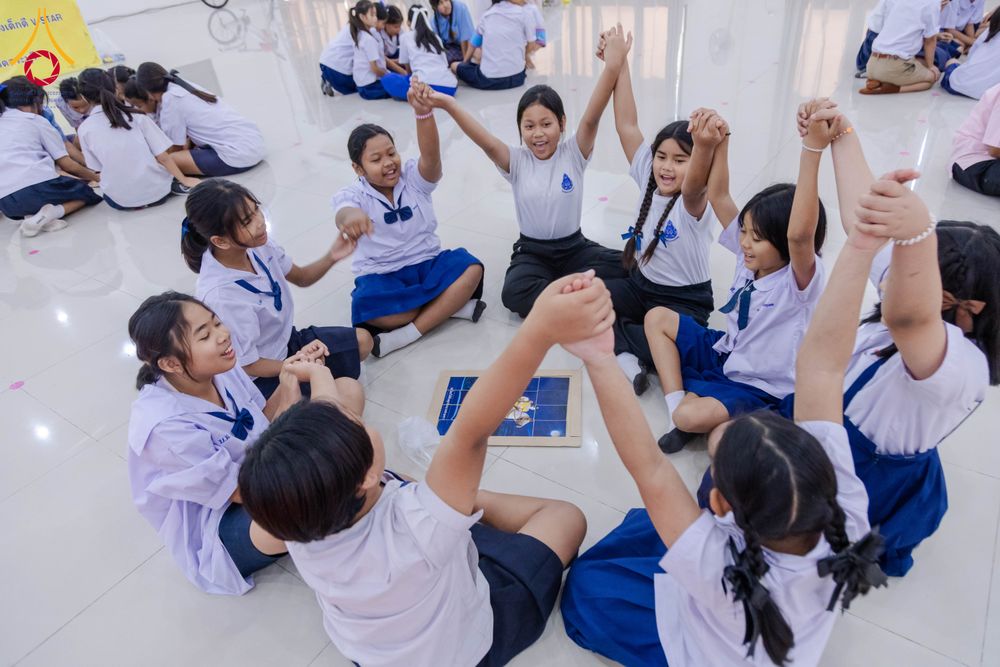 ภาพ No.282076:วันศุกร์ที่ 19 ธันวาคม พ.ศ. 2568 พิธีมอบโล่และใบประกาศเกียรติคุณ โครงการเจริญพระพุทธมนต์ธัมมจักกัปปวัตตนสูตร และวันรวมพลังเด็กดีV-Star ดาวแห่งความดี ผู้นำฟื้นฟูศีลธรรมโลกจังหวัดสระบุรี ณ ศูนย์ปฏิบัติธรรมสระบุรี