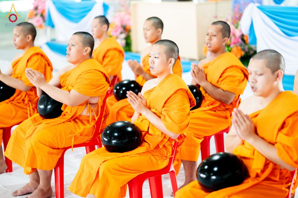 ภาพ No.336093:วันที่ 20 มิถุนายน พ.ศ. 2569 พิธีตักบาตรฉลองพระใหม่ โครงการอุปสมบทธรรมทายาทอุดมศึกษา รุ่นที่ 53