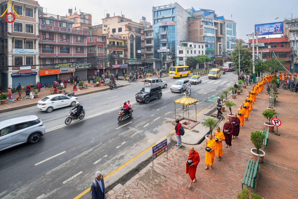 ภาพ No.317217:วันอังคารที่ 31 มีนาคม พ.ศ.2569 จาริกบิณฑบาตแห่งศรัทธา จากวัดอเชศวรสู่สี่แยกปาตันและวัดศรี ประเทศเนปาล