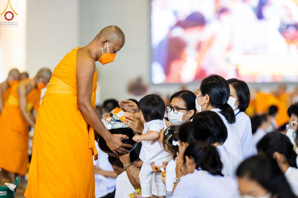 ภาพ No.78854:พิธีตักบาตร ข้าวสารอาหารแห้ง พิธีบูชาข้าวพระ ในวันอาทิตย์ต้นเดือนที่ 2 เมษายน พ.ศ. 2566