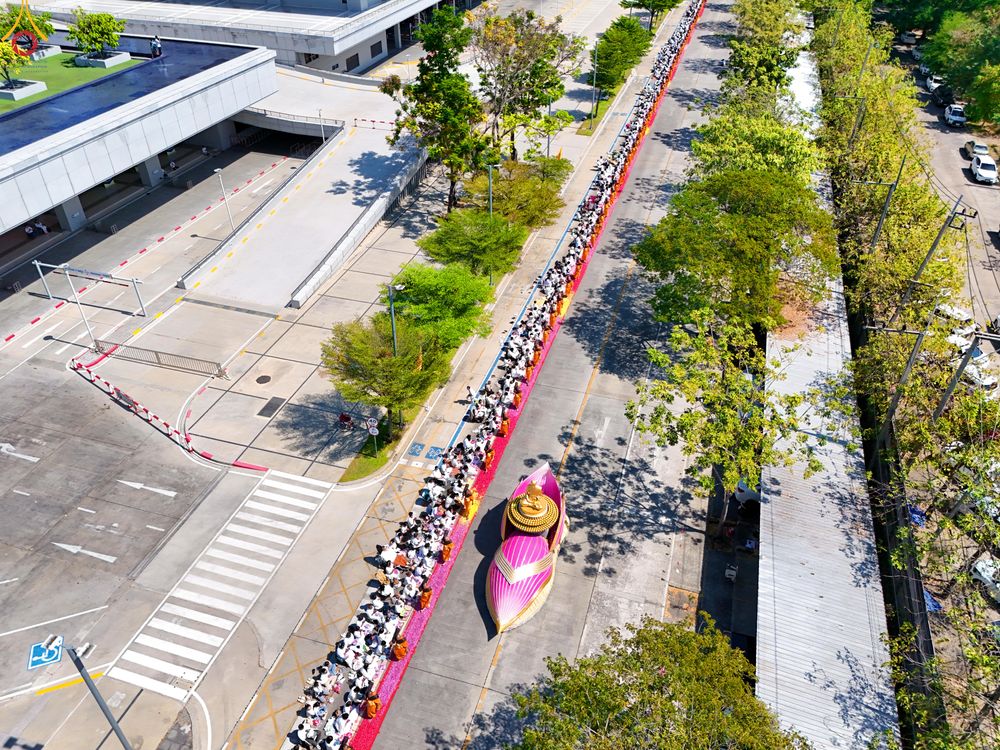 ภาพ No.304817:วันที่ 25 มกราคม พ.ศ. 2569 พิธีต้อนรับพระธรรมยาตรา (ภาพชุดที่ 2) รร.สามัคคีราษฏร์บำรุง-วัดพระธรรมกาย ในโครงการธรรมยาตรา กตัญญูบูชา มหาปูชนียาจารย์ พระมงคลเทพมุนี(สด จนฺทสโร) พระผู้ปราบมาร อนุสรณ์สถาน 7 แห่ง ปีที่ 14