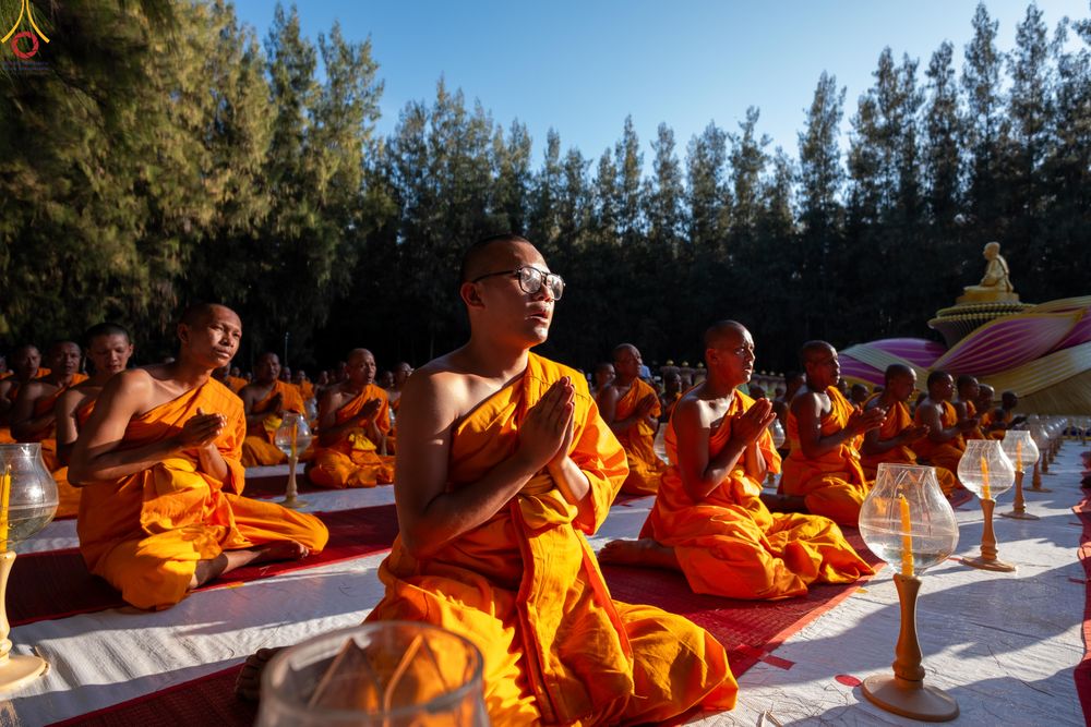 ภาพ No.290043:วันที่ 6 มกราคม พ.ศ. 2569 พิธีจุดประทีปถวายเป็นพุทธบูชา และบูชาธรรมมหาปูชนียาจารย์ (ภาพชุดที่ 2) ณ อนุสรณ์สถานมหาวิหารพระมงคลเทพมุนี (โลตัสแลนด์) อ.สองพี่น้อง จ.สุพรรณบุรี ในโครงการธรรมยาตรา กตัญญูบูชา มหาปูชนียาจารย์ พระมงคลเทพมุนี(สด จนฺทสโร) พระผู้ปรา