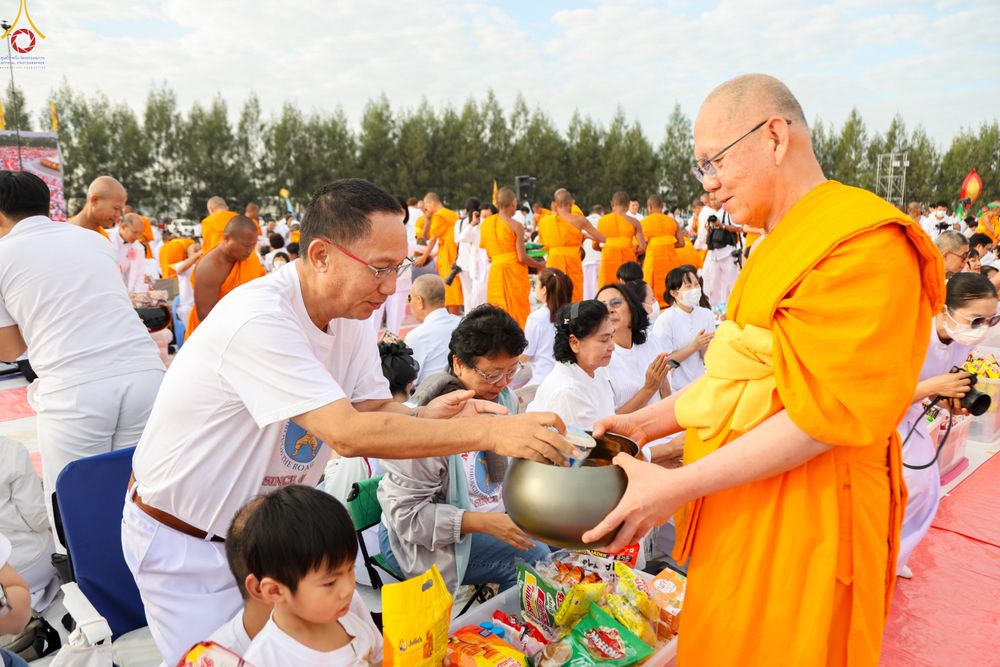 ภาพ No.302671:วันที่ 24 มกราคม พ.ศ. 2569 พิธีตักบาตรพระธรรมยาตรา(ภาพชุดที่ 2) ณ อนุสรณ์สถานลำดับที่ 5 สถานที่เผยแผ่วิชชาธรรมกายครั้งแรก อนุสรณ์สถานบางปลา วัดบางปลา อำเภอบางเลน จังหวัดนครปฐม ในโครงการธรรมยาตรา กตัญญูบูชา มหาปูชนียาจารย์ พระมงคลเทพมุนี(สด จนฺทสโร) พระผู