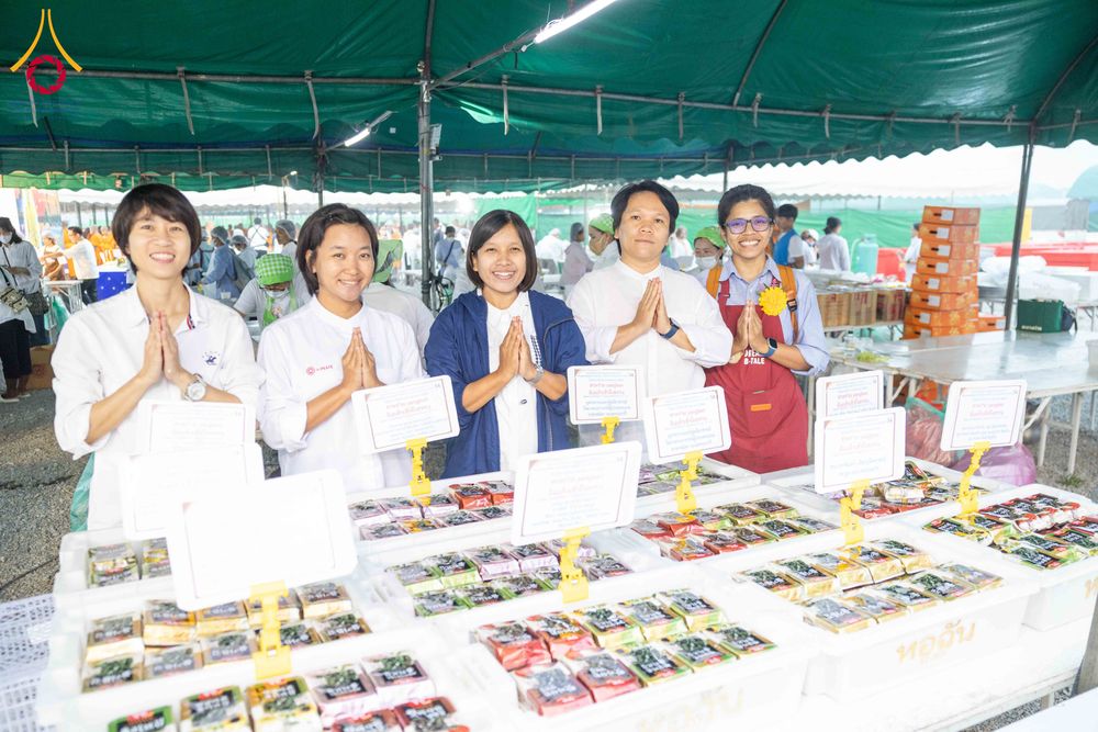 ภาพ No.298507:วันที่ 20 มกราคม พ.ศ. 2569 พิธีถวายภัตตาหารเป็นสังฆทาน แด่พระธรรมยาตรา ณ อนุสรณ์สถานบางปลา วัดบางปลา อำเภอบางเลน จังหวัดนครปฐม ในโครงการธรรมยาตรา กตัญญูบูชา มหาปูชนียาจารย์ พระมงคลเทพมุนี(สด จนฺทสโร) พระผู้ปราบมาร อนุสรณ์สถาน 7 แห่ง ปีที่ 14