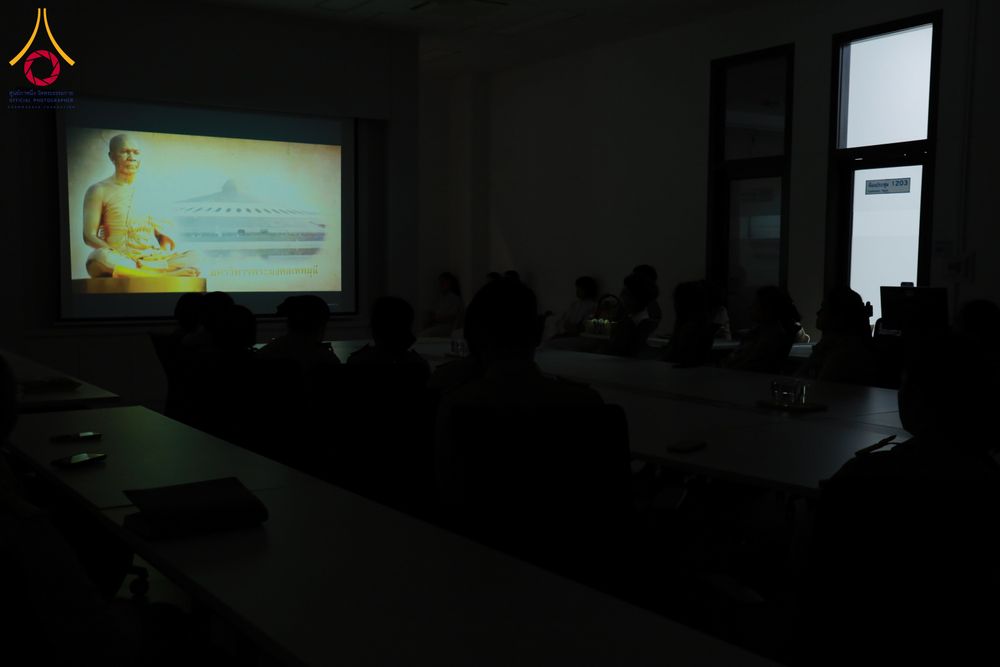 ภาพ No.311477:วันจันทร์ที่ 23 กุมภาพันธ์ พ.ศ. 2569 เปิดโลกทัศน์ผู้บริหารสถานศึกษายุคใหม่ เรียนรู้ต้นแบบการพัฒนาคนผ่านพลัง “บวร–V-Star” ผู้เข้ารับการพัฒนาตามโครงการ สพฐ. ศึกษาดูงานวัดพระธรรมกาย เสริมภาวะผู้นำคุณธรรมสู่การบริหารโรงเรียนอย่างยั่งยืน ณ อาคาร 100 ปี คุณยาย