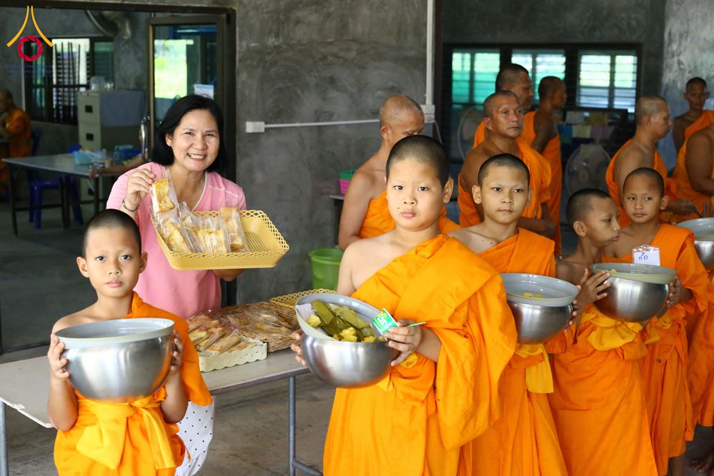 ภาพ No.320950:วันเสาร์ที่ 11 เมษายน พ.ศ.2569 พิธีตักบาตรฉลองสามเณรใหม่ ณ ศูนย์อบรมเยาวชนนครปฐม