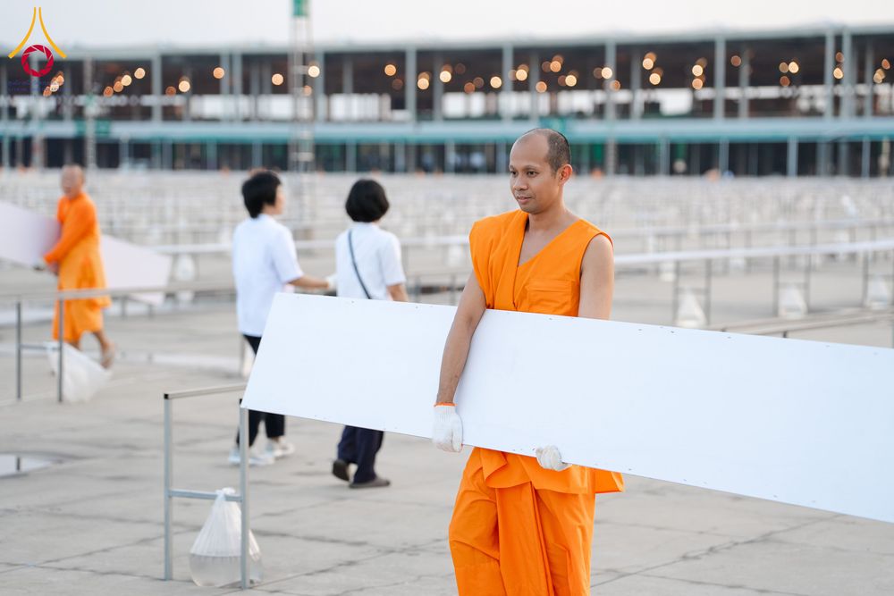 ภาพ No.326423:วันที่ 26 -27 เมษาบน พ.ศ.2569 การเก็บงานแผ่นหน้าโต๊ะที่ลานธรรม งานถวายมหาสังฆทาน 40,000 กว่าวัดทั่วประเทศ ณ ลานธรรม วัดพระธรรมกาย