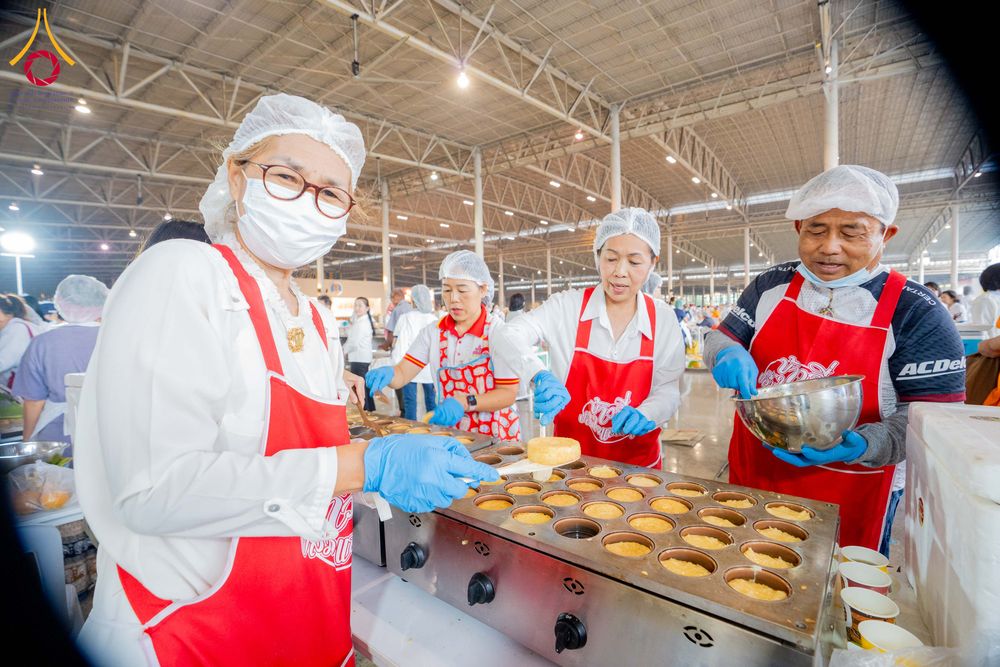 ภาพ No.303801:วันที่ 28 มกราคม พ.ศ. 2569 พิธีถวายภัตตาหารเป็นสังฆทาน แด่พระธรรมยาตรา ณ วัดพระธรรมกาย  จังหวัดปทุมธานี ในโครงการธรรมยาตรา กตัญญูบูชา มหาปูชนียาจารย์ พระมงคลเทพมุนี(สด จนฺทสโร) พระผู้ปราบมาร อนุสรณ์สถาน 7 แห่ง ปีที่ 14