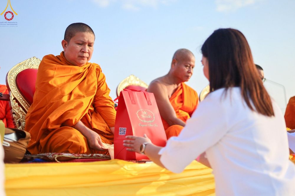 ภาพ No.180421:พิธีตักบาตรพระ ๑,๐๐๐ รูป ฉลองเมืองลำปาง ๑,๓๔๔ ปี วันเสาร์ที่ ๗ ธันวาคม พ.ศ. ๒๕๖๗ ณ ลานพระบรมราชานุสาวรีย์ พระนเรศวรมหาราช อ.เกาะคา จ.ลำปาง
