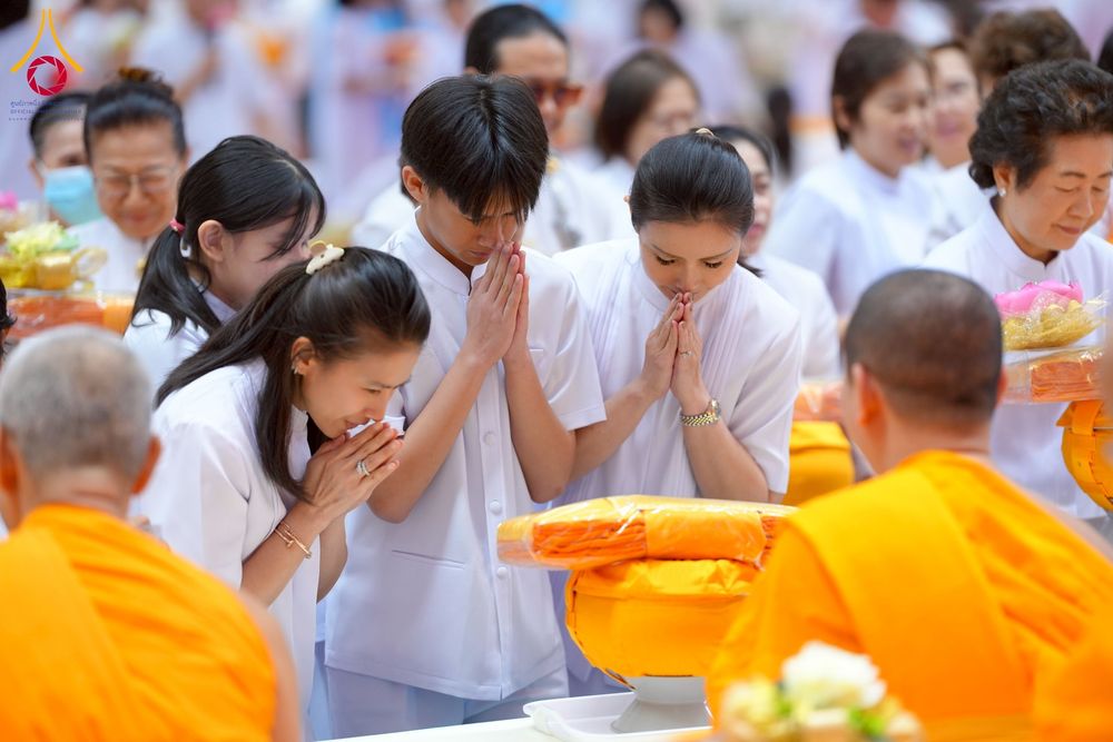 ภาพ No.270605:วันอาทิตย์ที่ 16 พฤศจิกายน พ.ศ. 2568 ถวายกองทุนโครงการอุปสมบทหมู่ 3,000 รูปทั่วไทย  รุ่นบูชาธรรมมหาปูชนียาจารย์ ณ ห้องแก้วสารพัดนึก 2 สภาธรรมกายสากล วัดพระธรรมกาย