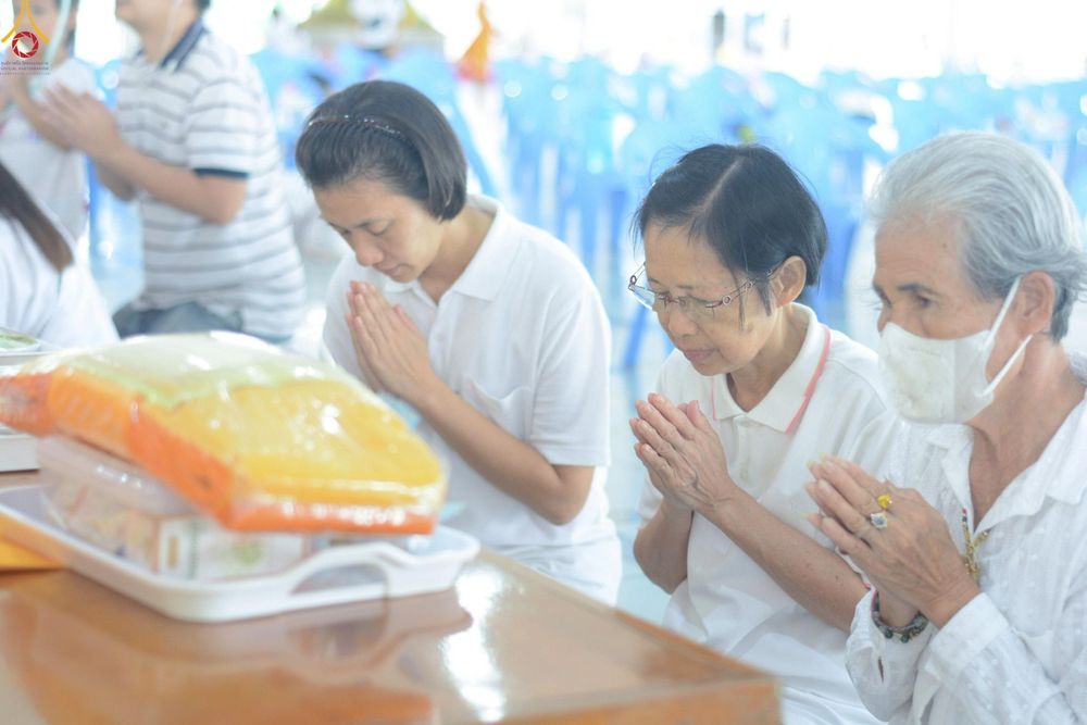 ภาพ No.247000:วันที่ 20 กันยายน พ.ศ. 2568 พิธีถวายเมนูสวรรค์เพื่อการบรรลุธรรม ณ หอฉันคุณยายอาจารย์ฯ วัดพระธรรมกาย