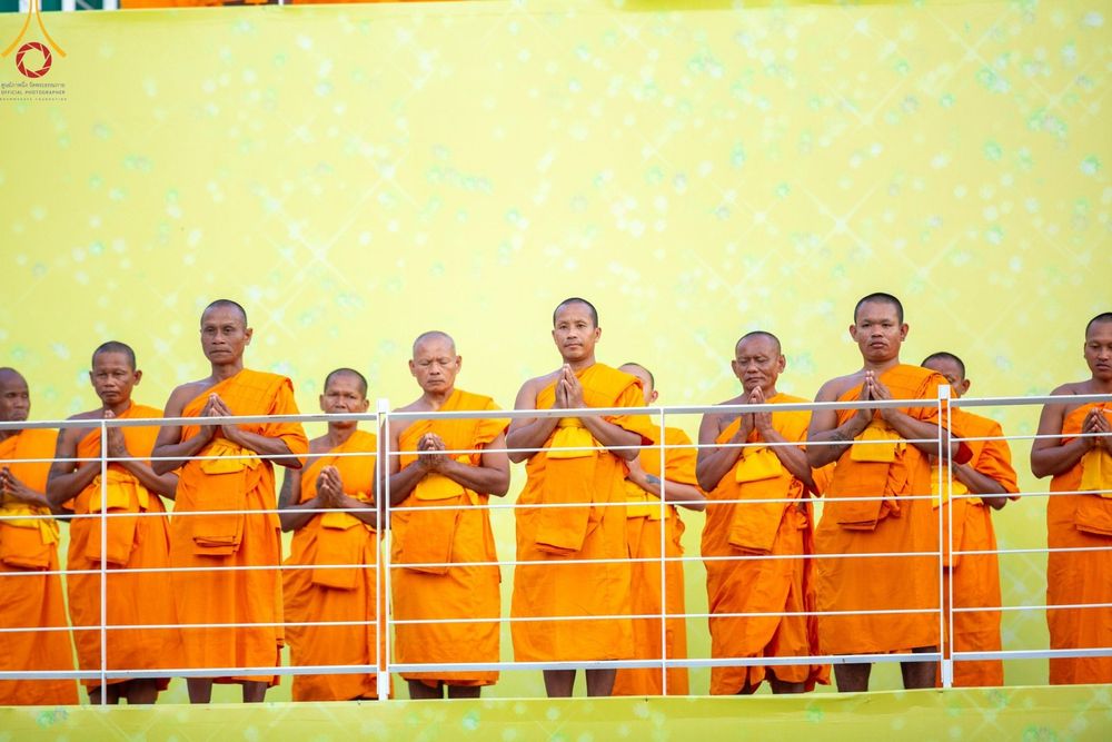 ภาพ No.201303:พระธรรมยาตราปฏิบัติธรรม และถ่ายภาพหมู่ประวัติศาสตร์ ณ อาคารธรรมยาตรา กตัญญูบูชามหาปูชนียาจารย์  ตรงข้ามวัดปากน้ำภาษีเจริญ จ.กรุงเทพมหานคร ในโครงการธรรมยาตรา กตัญญูบูชา มหาปูชนียาจารย์ พระมงคลเทพมุนี(สด จนฺทสโร) พระผู้ปราบมาร อนุสรณ์สถาน 7 แห่ง ปีที่ 13
