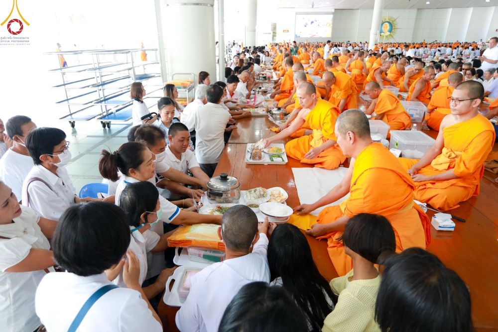 ภาพ No.174646:พิธีถวายภัตตาหารเมนูสวรรค์ เพื่อการบรรลุธรรม ณ หอฉันคุณยายอาจารย์ฯ วัดพระธรรมกาย วันที่ 23 พฤศจิกายน พ.ศ. 2567