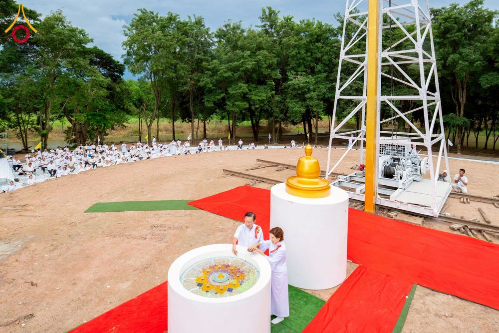 ภาพ No.261887:วันที่ 14 ตุลาคม พ.ศ. 2568 พิธีกลั่นแผ่นดิน โปรยทรายตอกเสาเข็มมหามงคลต้นแรก  สร้างองค์พระเจดีย์และจุดประทีปถวายเป็นพุทธบูชา ณ ศูนย์ปฏิบัติธรรมชัยนาท ต.ธรรมามูล อ.ชัยนาท จ.ชัยนาท