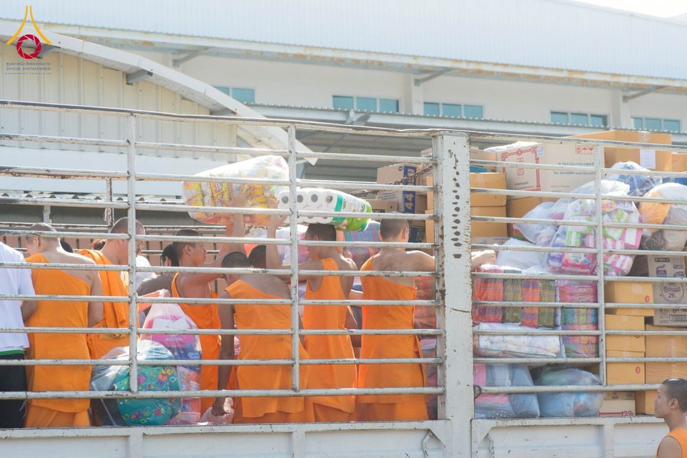 ภาพ No.273678:วันที่ 27 พฤศจิกายน พ.ศ. 2568 คณะศิษยานุศิษย์วัดพระธรรมกาย มูลนิธิธรรมกาย มอบอาหารและสิ่งของความช่วยเหลือให้พี่น้องชาวใต้ ผู้ประสบอุทกภัยน้ำท่วม