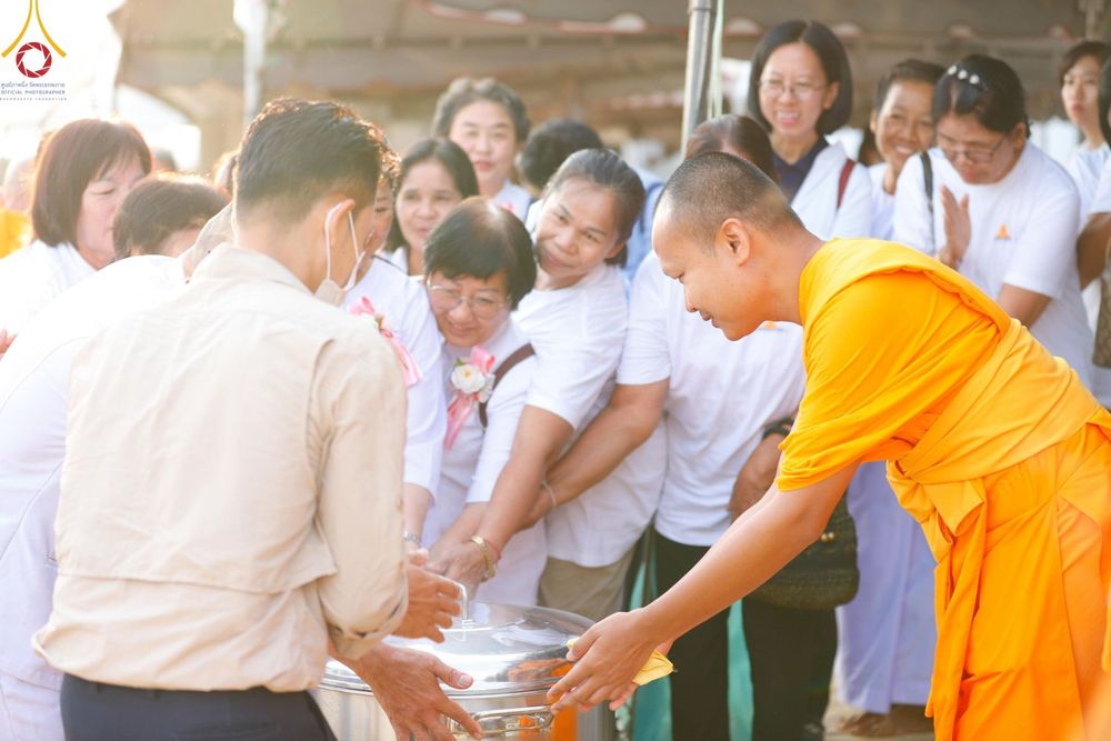 ภาพ No.127767:พิธีถวายภัตตาหารเป็นสังฆทาน แด่คณะพระธรรมยาตราฯ ในโครงการธรรมยาตราอัญเชิญพระบรมสารีริกธาตุ ประดิษฐาน ณ มหารัตนเจดีย์สิริปทุมสวรรค์ อ.บางกล่ำ จ.สงขลา วันที่ 8 มีนาคม พ.ศ. 2567