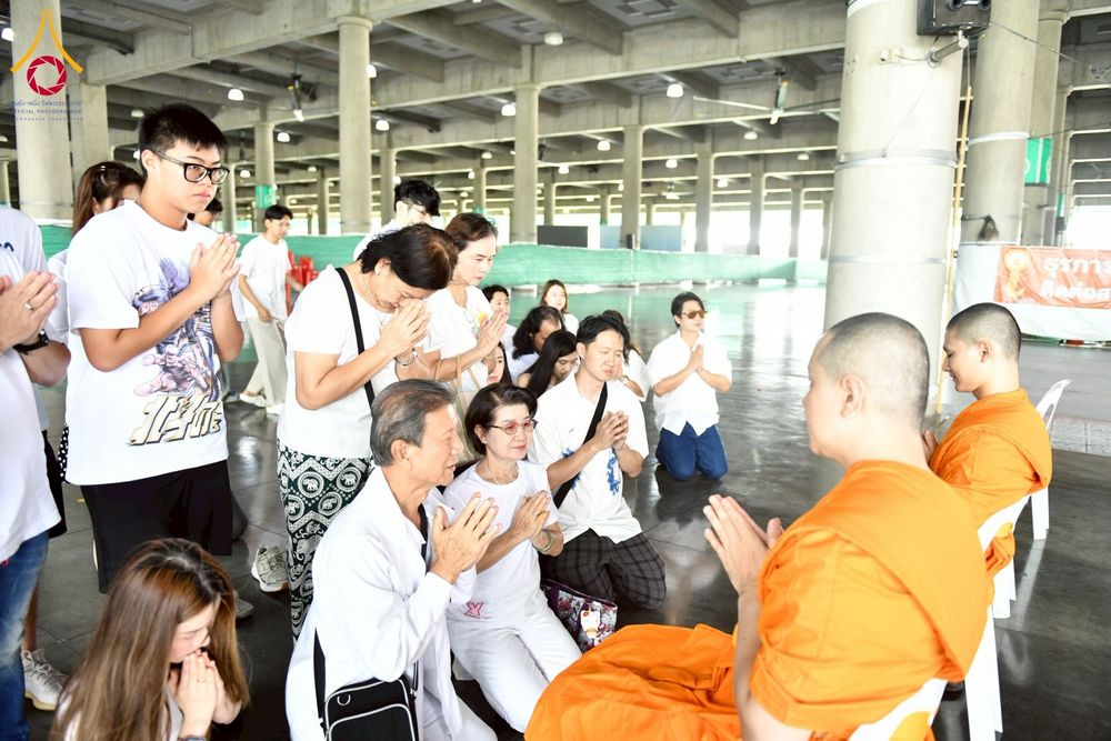 ภาพ No.256669:วันที่ 11 ตุลาคม พ.ศ. 2568 พิธีตักบาตรฉลองพระใหม่  โครงการอุปสมบทบูชาธรรม 141 ปี  พระมงคลเทพมุนี (สด จนฺทโร) ผู้ค้นพบวิชชาธรรมกาย ณ มหาวิหารคด 9 วัดพระธรรมกาย