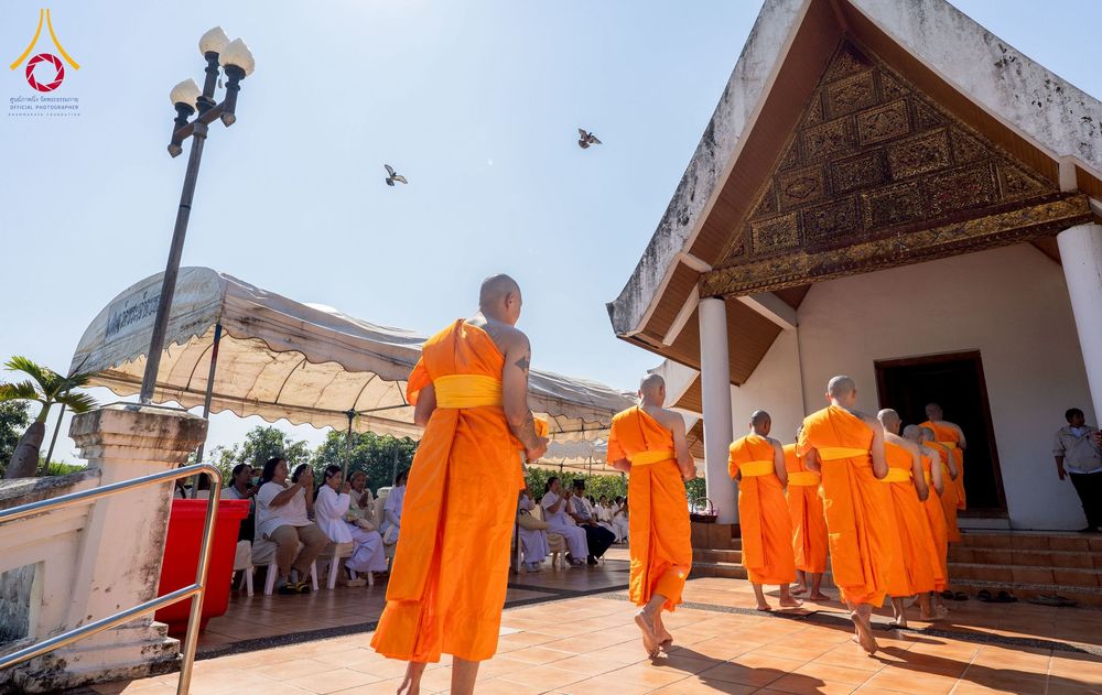 ภาพ No.275890:วันพุธที่ 3 ธันวาคม พ.ศ. 2568 พิธีบรรพชาอุปสมบท โครงการอุปสมบทบูชาธรรมมหาปูชนียาจารย์ ศูนย์อบรม : ศูนย์ส่งเสริมศีลธรรม จ.พะเยา ณ โบราณสถานพระธาตุจอมทอง และ โบสถ์กลางน้ำ วัดพระธาตุศรีโคมคำ อำเภอเมือง จังหวัดพะเยา