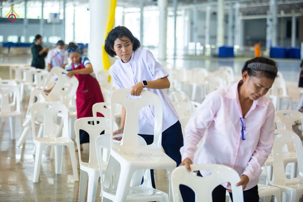 ภาพ No.88694:คณะสงฆ์ เจ้าหน้าที่ และสาธุชน ทุ่มเทแรงกายแรงใจเตรียมงาน เพื่องานวันครูผู้ค้นพบวิชชาธรรมกาย ตั้งแต่วันที่ 20 กันยายน พ.ศ. 2566