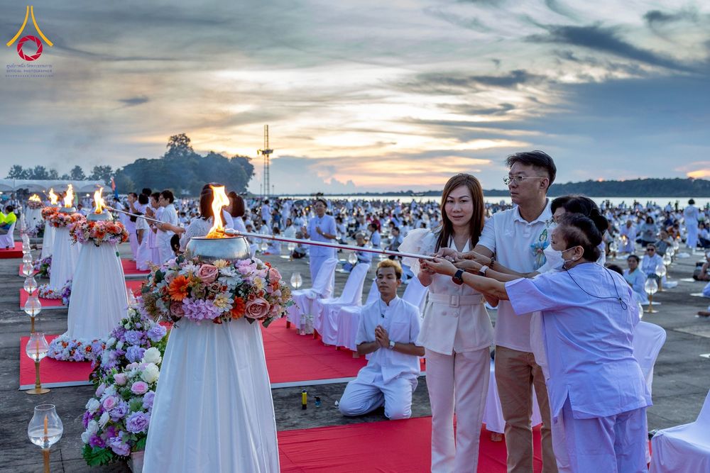 ภาพ No.250451:วันอังคารที่ 7 ตุลาคม พ.ศ. 2568 พิธีจุดประทีปบูชาพระรัตนตรัย ณ ลานธรรมปทุมรัตน์ธรรมเจดีย์ พุทธอุทยานนานาชาติ อ.โพนพิสัย จ.หนองคาย