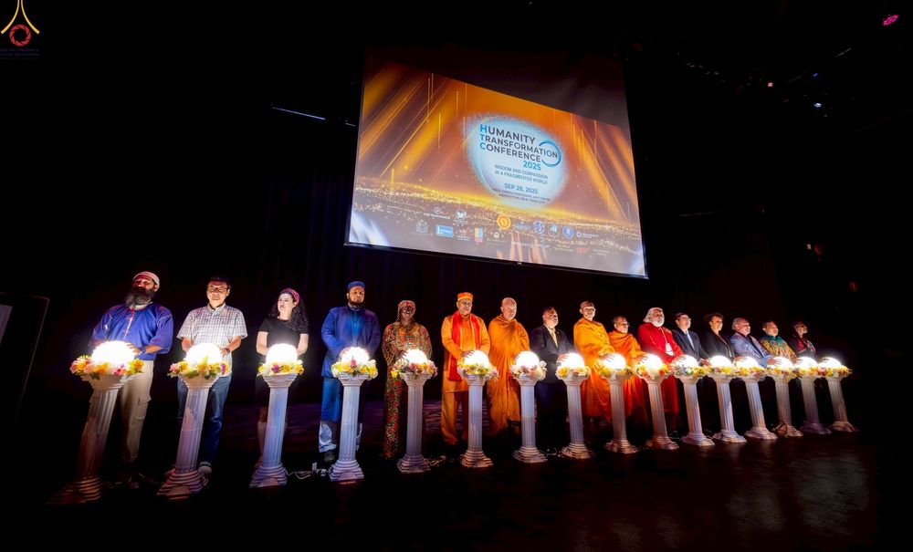 ภาพ No.249770:วันอาทิตย์ที่ 28 กันยายน พ.ศ. 2568 การปฏิบัติธรรมบูชาธรรม 108 ปี แห่งการบรรลุธรรมของหลวงปู่วัดปากน้ำ ได้จุดประทีปสันติภาพไปทั่วโลก และได้ร่วมเสวนาทางปัญญา เพื่อการขยายพระพุทธศาสนาวิชชาธรรมกายไปทั่วโลก  ในงาน HTC Newyork USA