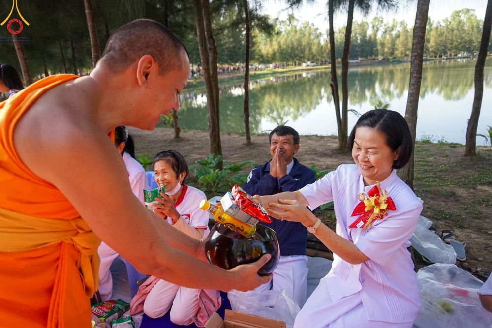 ภาพ No.105004:พิธีตักบาตรพระ ๑,๐๐๐ รูป ฉลองเมืองลำปาง ๑,๓๔๓ ปี วันเสาร์ที่ ๓๐ ธันวาคม พ.ศ. ๒๕๖๖ ณ ศูนย์ปฏิบัติธรรมลำปาง อำเภอเมือง จังหวัดลำปาง