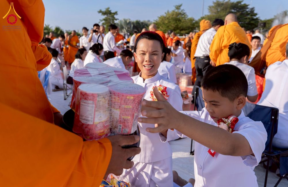 ภาพ No.276917:วันเสาร์ที่ 6 ธันวาคม พ.ศ. 2568 พิธีตักบาตรพระ 1,000 รูป อุทิศถวายพระราชกุศลสมเด็จพระนางเจ้าสิริกิติ์ พระบรมราชินีนาถ พระบรมราชชนนี พันปีหลวง และ ทำบุญเมืองลำปาง ครบรอบ 1,345 ปี ณ ลานพระบรมราชานุสาวรีย์สมเด็จพระนเรศวรมหาราชนครลำปาง อ.เกาะคา จ.ลำปาง