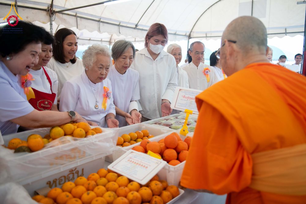 ภาพ No.298536:วันที่ 20 มกราคม พ.ศ. 2569 พิธีถวายภัตตาหารเป็นสังฆทาน แด่พระธรรมยาตรา ณ อนุสรณ์สถานบางปลา วัดบางปลา อำเภอบางเลน จังหวัดนครปฐม ในโครงการธรรมยาตรา กตัญญูบูชา มหาปูชนียาจารย์ พระมงคลเทพมุนี(สด จนฺทสโร) พระผู้ปราบมาร อนุสรณ์สถาน 7 แห่ง ปีที่ 14