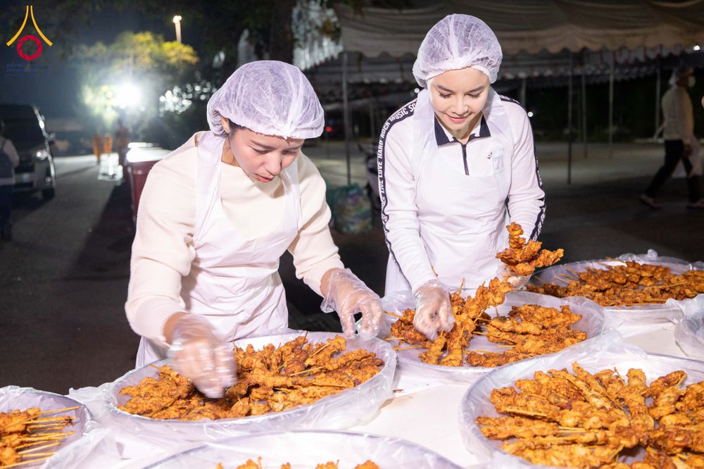 ภาพ No.288238:วันที่ 5 มกราคม พ.ศ. 2569 พิธีถวายภัตตาหารเป็นสังฆทาน แด่พระธรรมยาตรา ในโครงการธรรมยาตรา กตัญญูบูชา มหาปูชนียาจารย์ พระมงคลเทพมุนี(สด จนฺทสโร) พระผู้ปราบมาร อนุสรณ์สถาน 7 แห่ง ปีที่ 14 ณ อนุสรณ์สถานมหาวิหารพระมงคลเทพมุนี (โลตัสแลนด์) อ.สองพี่น้อง จ.สุพรร